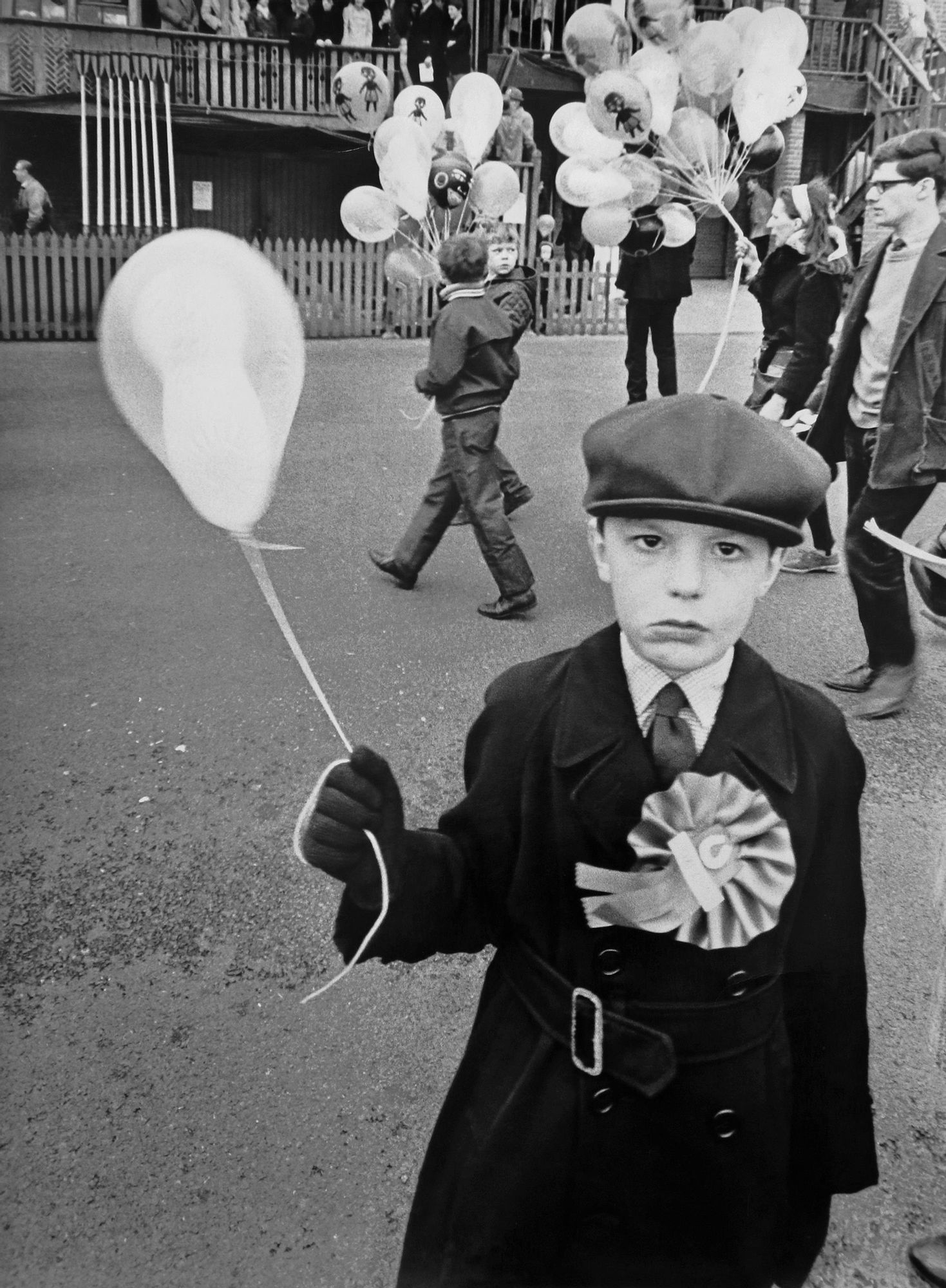 D_B&W__Boy_Baloon_5312