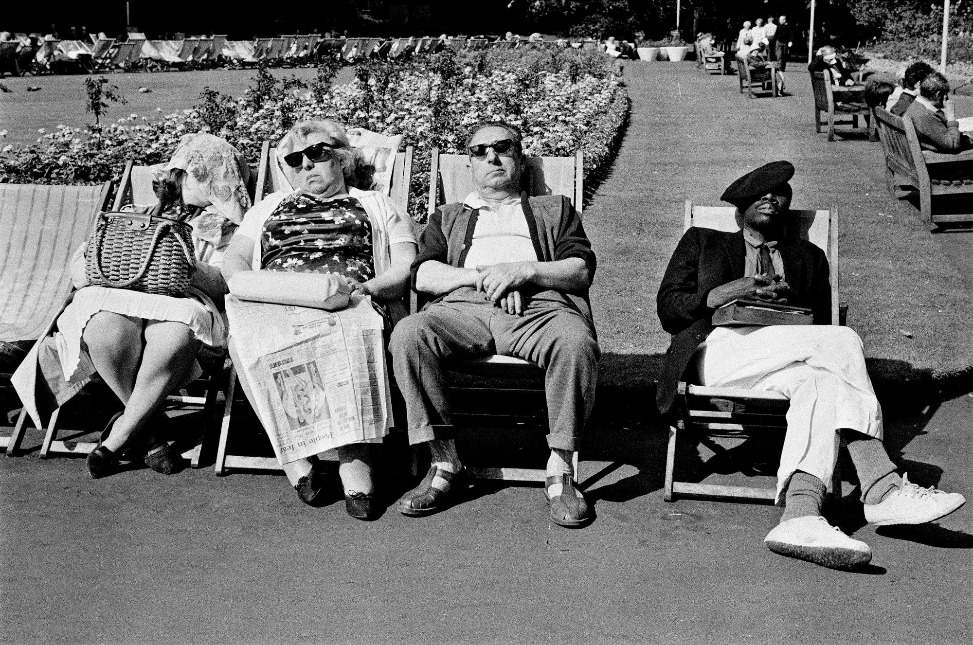 S_BW_Sleeping_Deckchairs_48