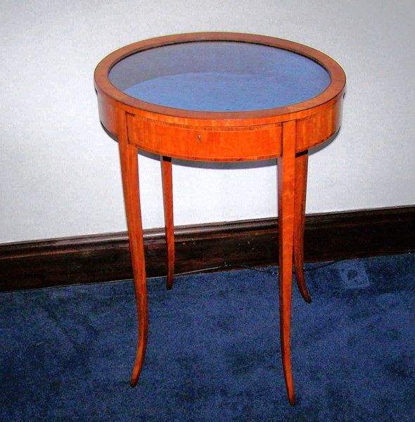 Oval Bijouterie Table
