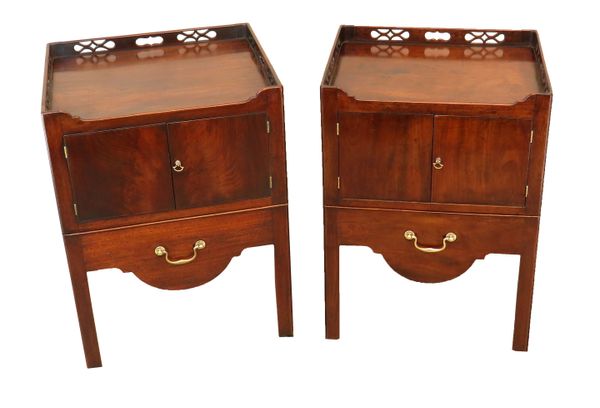 Mahogany 18th Century Pair Of Antique Bedside Night Tables